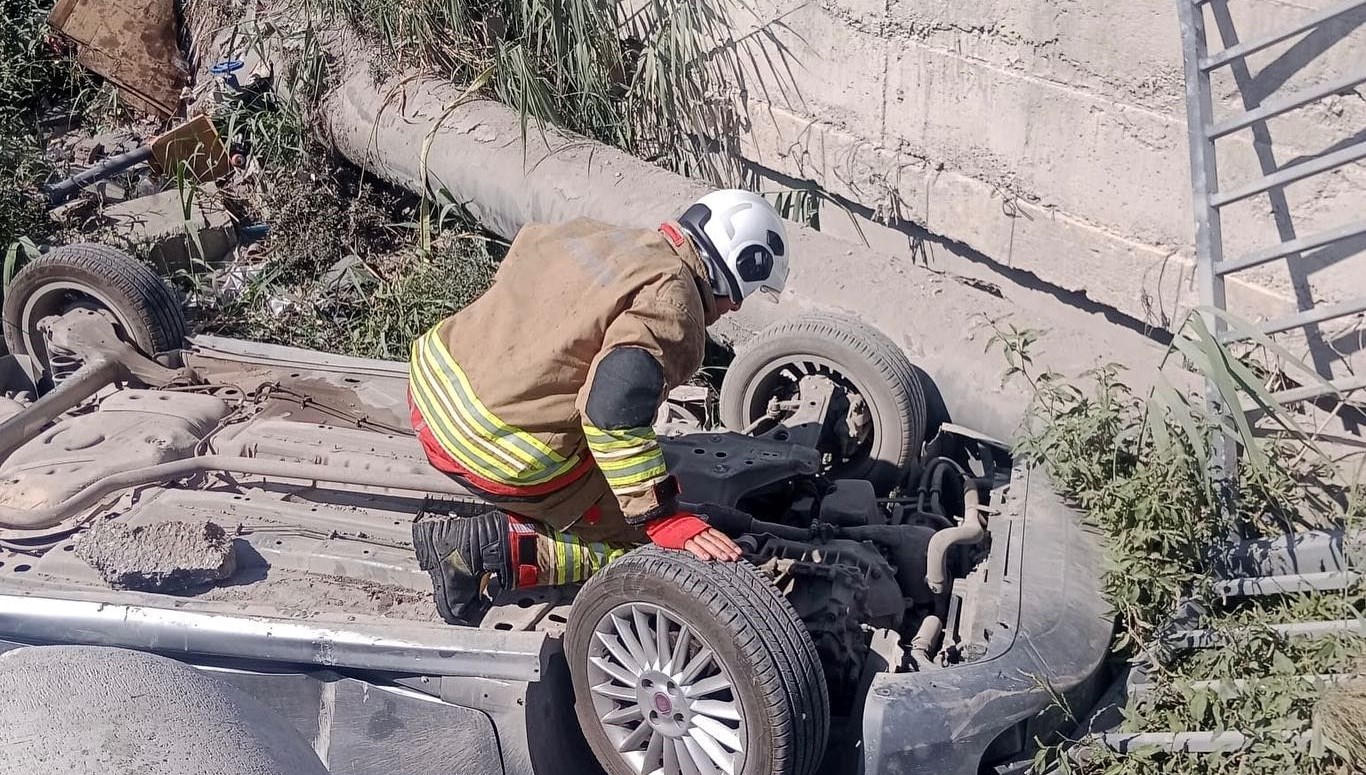antakyada menfeze devrilen otomobilin surucusu yaralandi lSl2BrQh