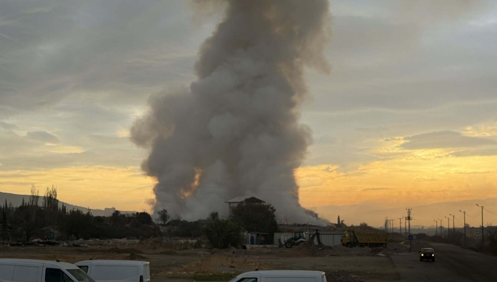 izmirde cop aktarma noktasinda yangin mudahale suruyor sUSWjAab