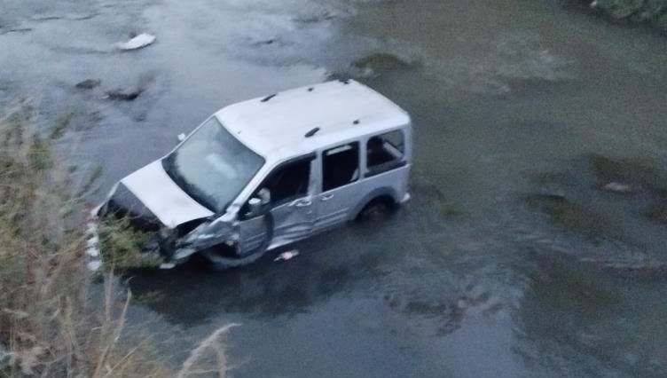 kontrolden cikan arac kars cayina dustu surucu yaralandi wGEkszPG