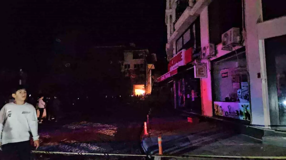 balikesir sindirgida 61 buyuklugunde deprem 3 bina yikildi fsFZdWnx.jpg