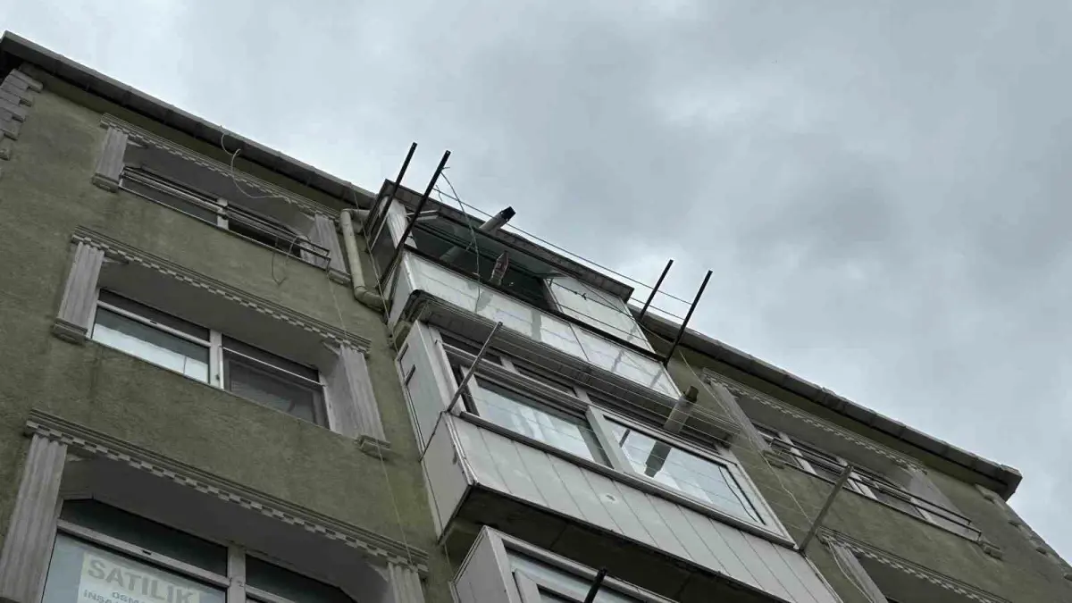 fatihte pencereden dusen kadin hayatini kaybetti PJSiDY2g