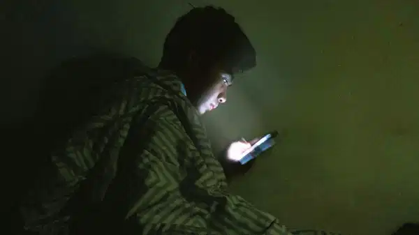 gece telefona bakanlar dikkat sessizce cokertiyor kuNj6yaj.jpg