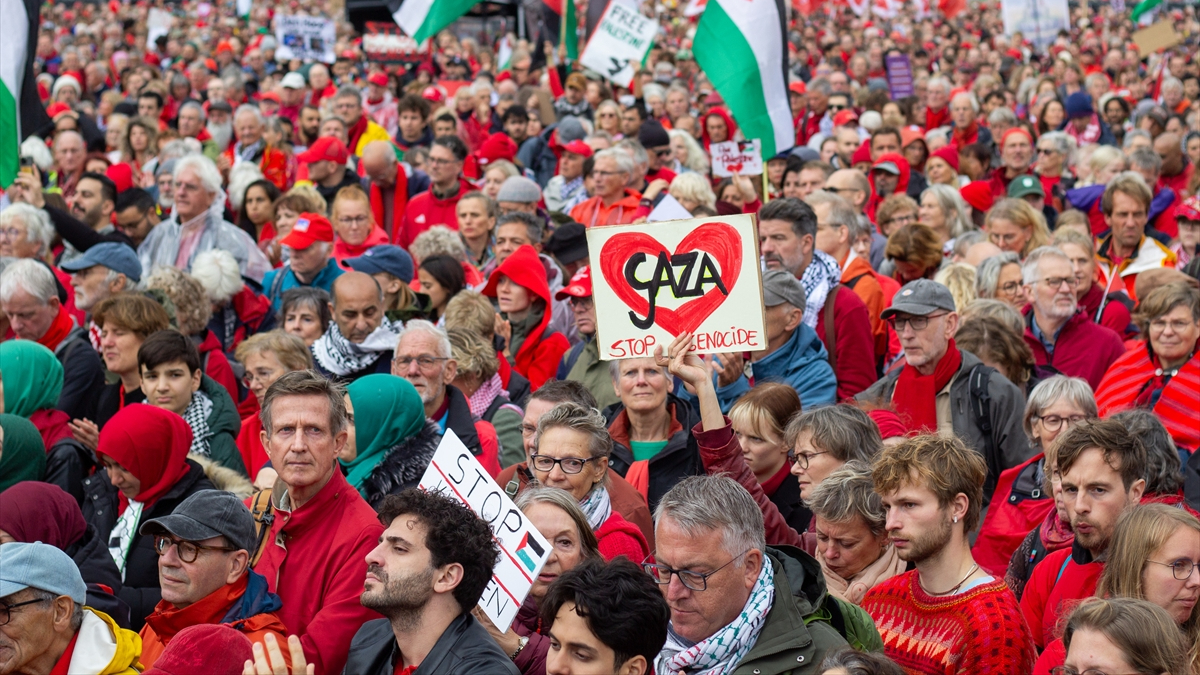hollandada israil protestosu 250 bin kisi hukumete karsi sokaklara dokuldu fcUR5pSS