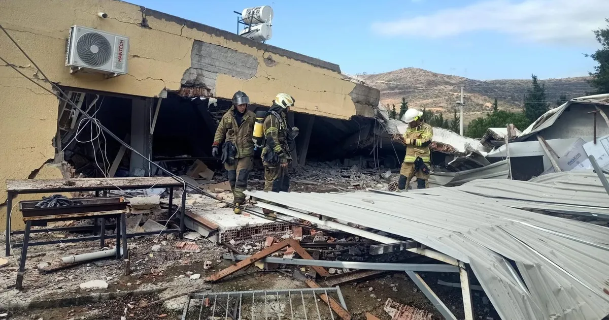 izmir bayraklida patlama izmir itfaiyesi gocuk altindan kurtardi 5h2LRXMA.webp