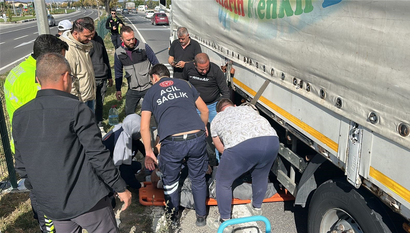 karsiya gecmek isteyen yasli adama tir carpti Kq7G4xZh.jpg