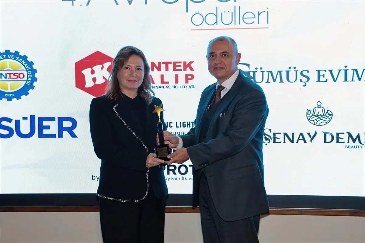 prof dr aydina yilin odulu vgrdnukH.jpg