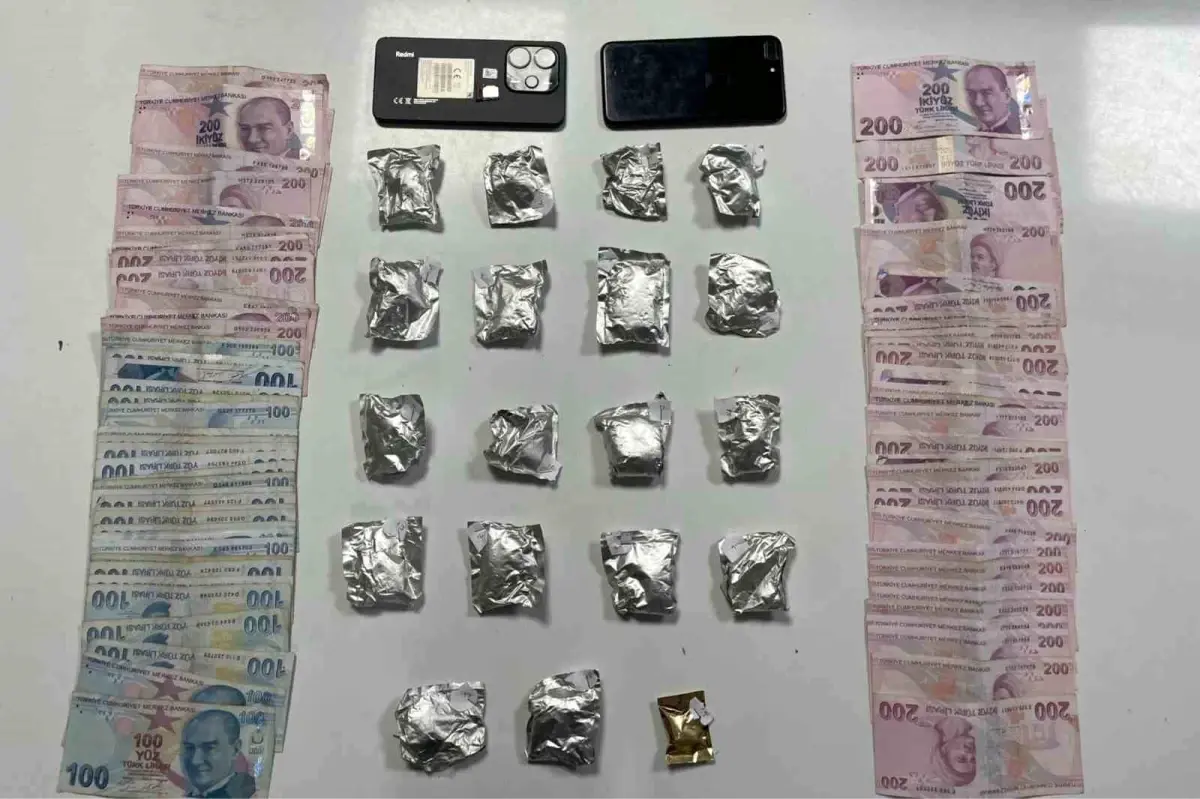 sislide polis uygulamasinda uyusturucu ve para ele gecirildi wsWuldA3.jpg