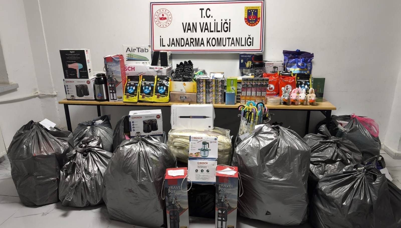 vanda gumruk kacagi malzeme ele gecirildi lJglG25A.jpg